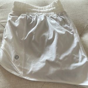 BRAND NEW WITHOUT TAGS Lululemon Hotty Hot Short Size 10 White color No Flaws